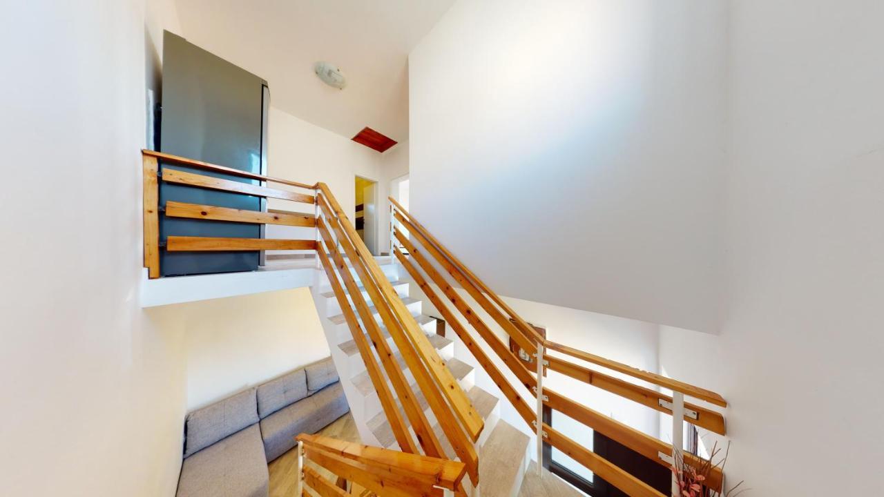 Apartments Riva Metajna Exterior photo