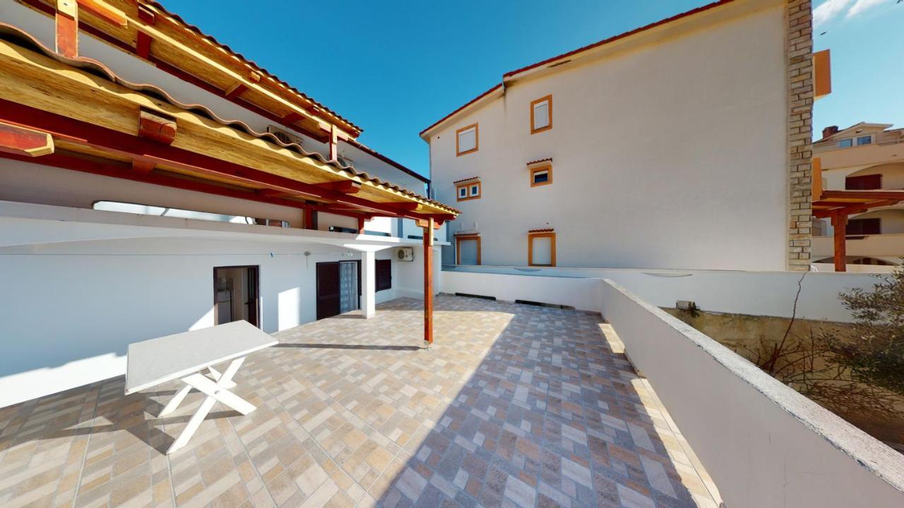 Apartments Riva Metajna Exterior photo